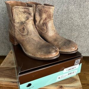 DIBA True Walnut Grove Booties in size 9!